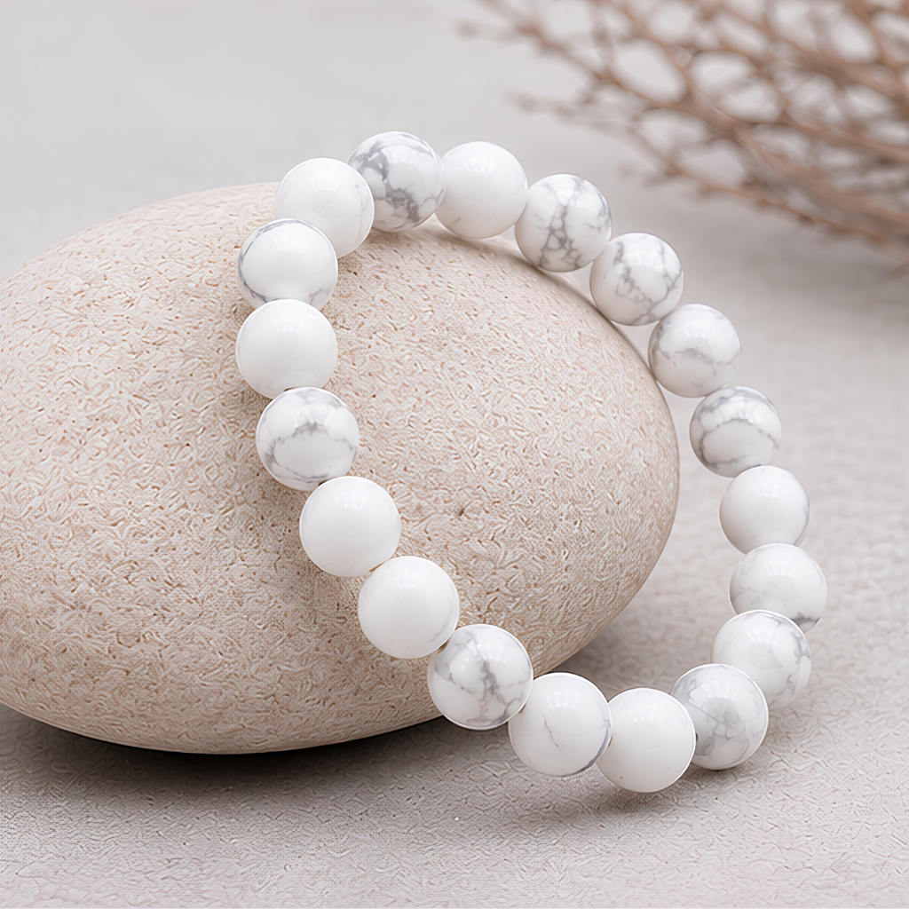 Bracelet en howlite blanche naturelle, perles 8 mm, vue rapprochée