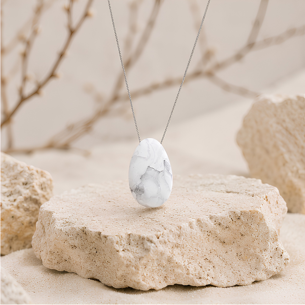 Pendentif en pierre percée de howlite blanche naturelle, autre vue