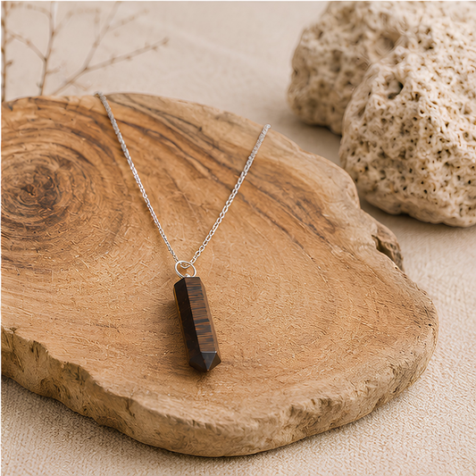 Pendentif pointe en œil de tigre naturel, vue rapprochée