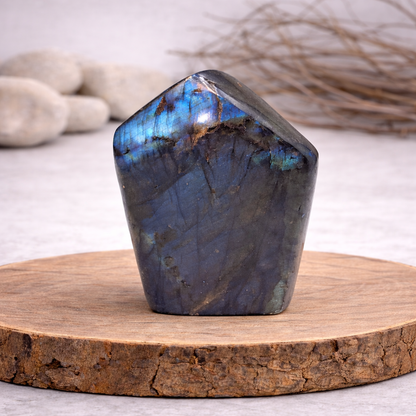 Forme libre Labradorite, référence LAB03 de 486g, qualité AA, pierre de protection et d'intuition.