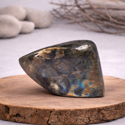 Forme libre Labradorite, référence LAB01 de 343g, qualité AA, pierre de protection et d'intuition.