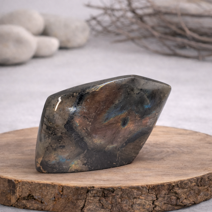 Forme libre Labradorite, référence LAB01 de 343g, qualité AA, pierre de protection et d'intuition.