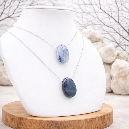 Pendentif pierre percée en Aventurine bleue, qualité A, pierre de sérénité et de clarté mentale.
