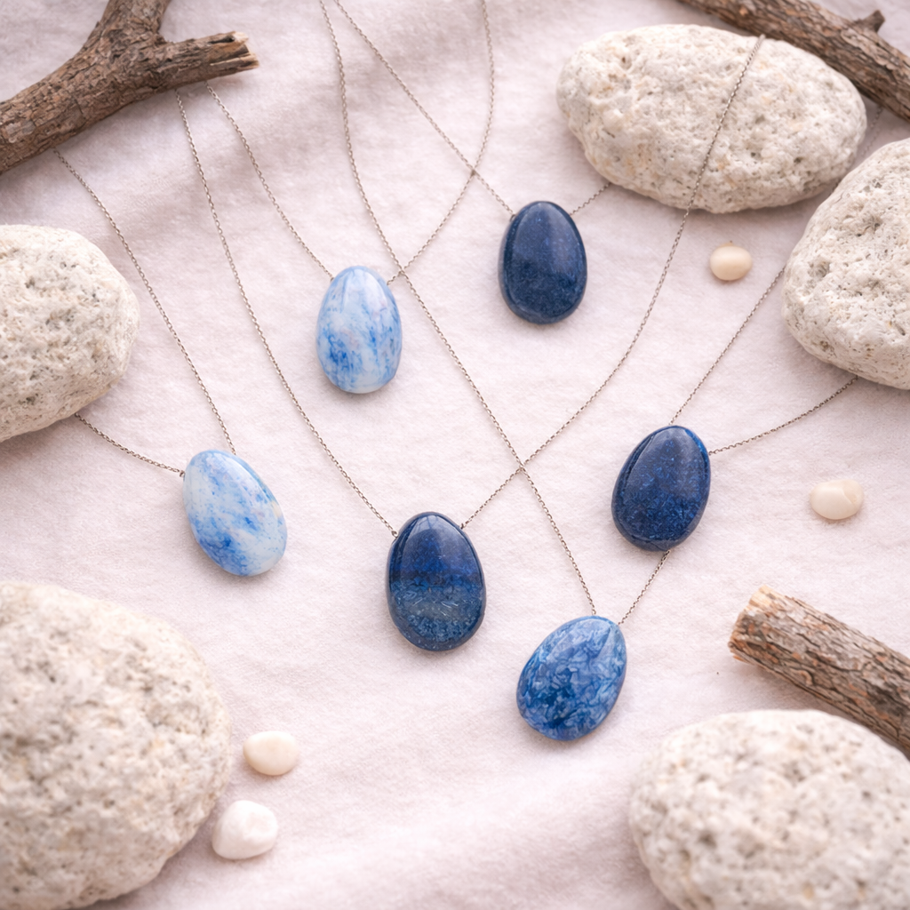 Pendentif pierre percée en Aventurine bleue, qualité A, pierre de sérénité et de clarté mentale.