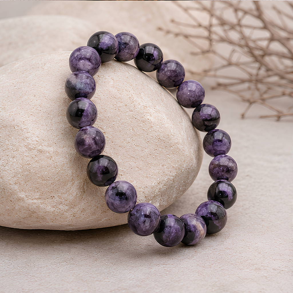 Bracelet en charoïte naturelle, perles 8 mm, vue rapprochée