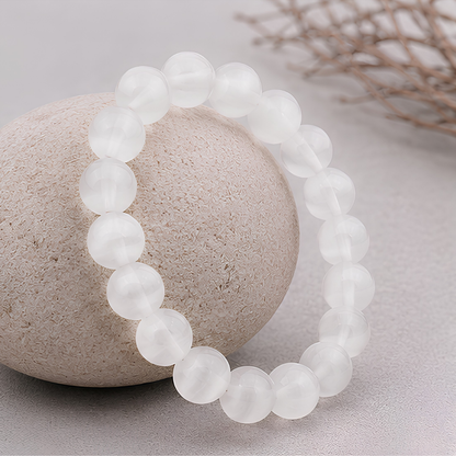 Bracelet en sélénite naturelle, perles 8 mm, vue rapprochée