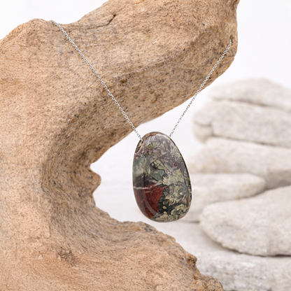 Pendentif pierre percée en Jaspe sang de dragon, qualité A+, pierre de force et de courage.