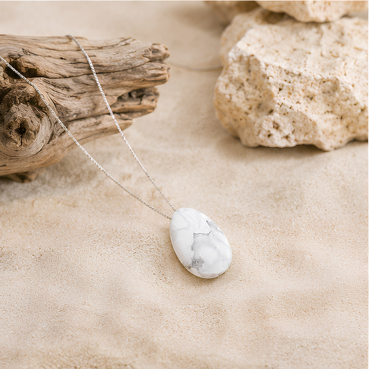 Pendentif en pierre percée de howlite blanche naturelle, vue rapprochée