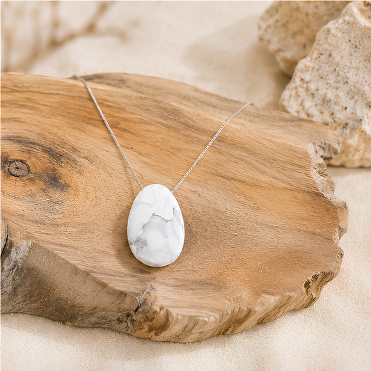 Pendentif en pierre percée de howlite blanche naturelle, présentation du produit