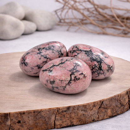 Pierre roulée de rhodonite, 25g, entre 2 et 3 cm, qualité A+, pierre d'équilibre émotionnel et de stabilité intérieure.
