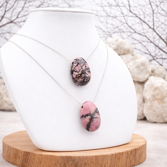 Pendentif pierre percée en Rhodonite, qualité A, pierre d'équilibre émotionnel et de pardon.
