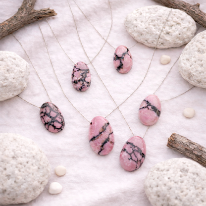Pendentif pierre percée en Rhodonite, qualité A, pierre d'équilibre émotionnel et de pardon.